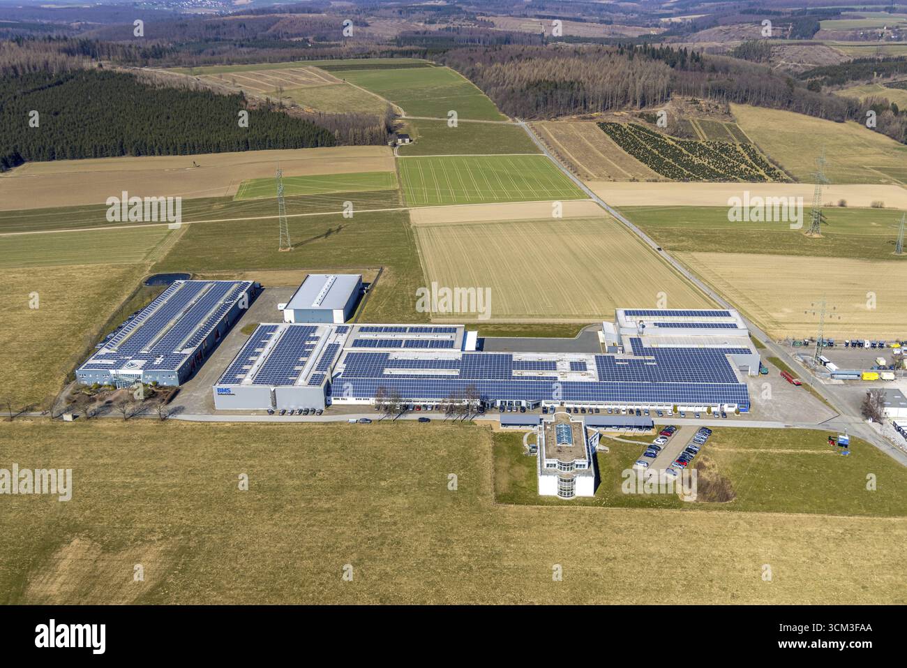 Vista aerea, edificio industriale BMS con tetto solare, alte Heeresstrasse ad Altenbueren, Brilon, Sauerland, Renania settentrionale-Vestfalia, Germania, DE, Europ Foto Stock
