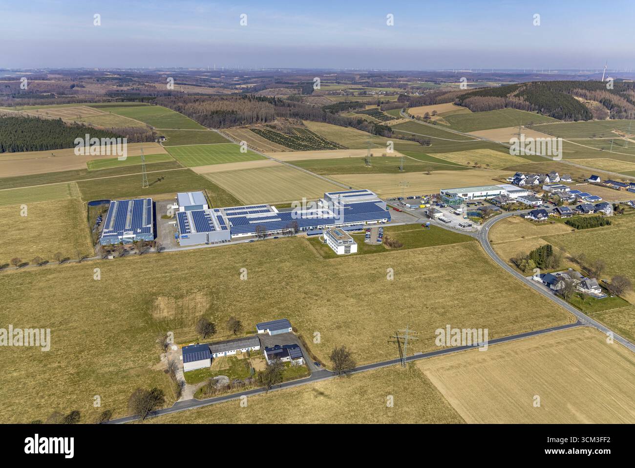 Vista aerea, edificio industriale BMS con tetto solare, alte Heeresstrasse ad Altenbueren, Brilon, Sauerland, Renania settentrionale-Vestfalia, Germania, DE, Europ Foto Stock