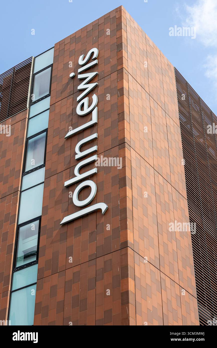 Un edificio moderno con facciata piastrellata color terracotta, caratterizzato da un'importante insegna bianca "John Lewis" e finestre verticali a Liverpool, Regno Unito. Foto Stock