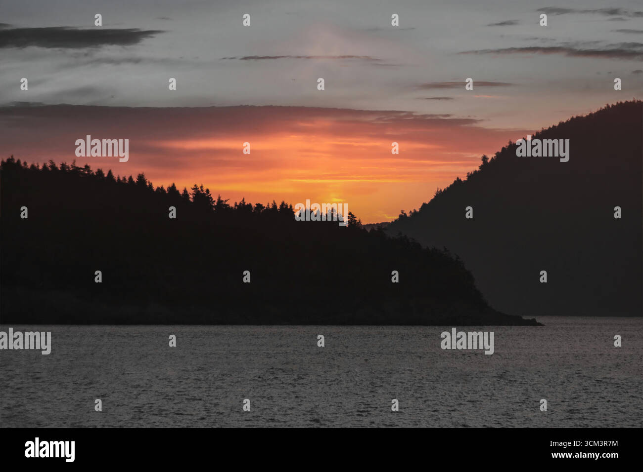 Young Hill al tramonto, San Juan Island NHP, Washington; luce dorata sul campo inglese, sul mare di Salish e sull'isola di Vancouver. Illustrazione Vettoriale