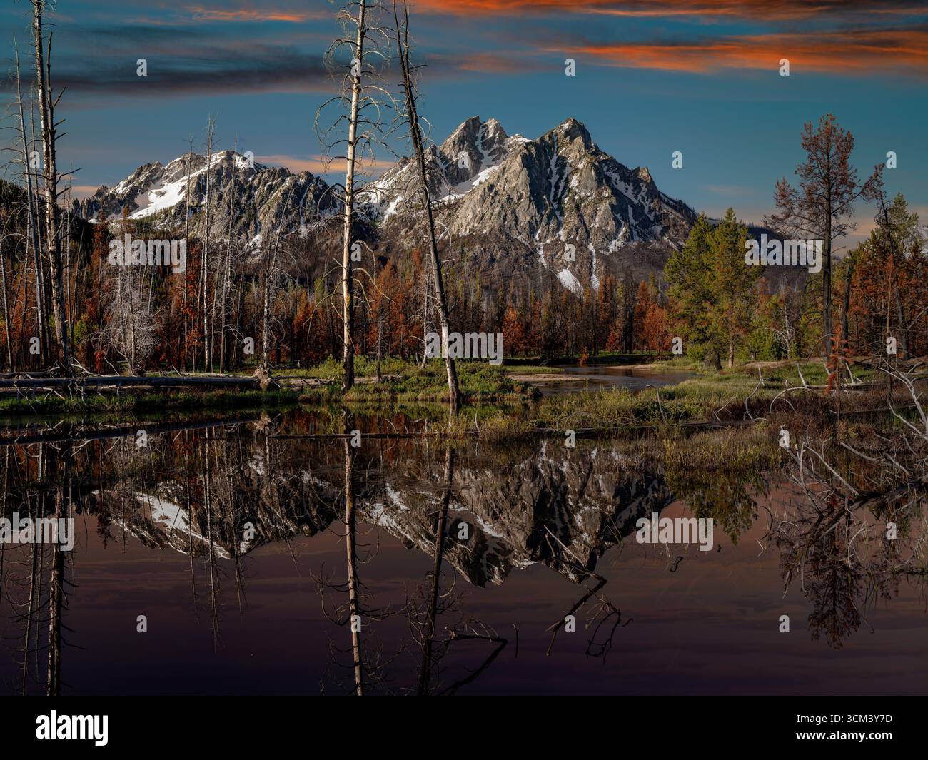Montagne di Sawtooth e laghetto con riflessi d'acqua Foto Stock