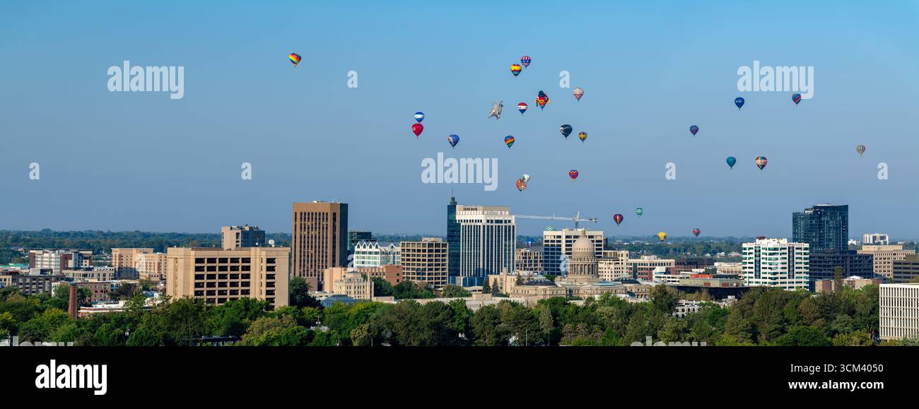 Skyline di Boise con molti palloni ad aria calda in alto Foto Stock