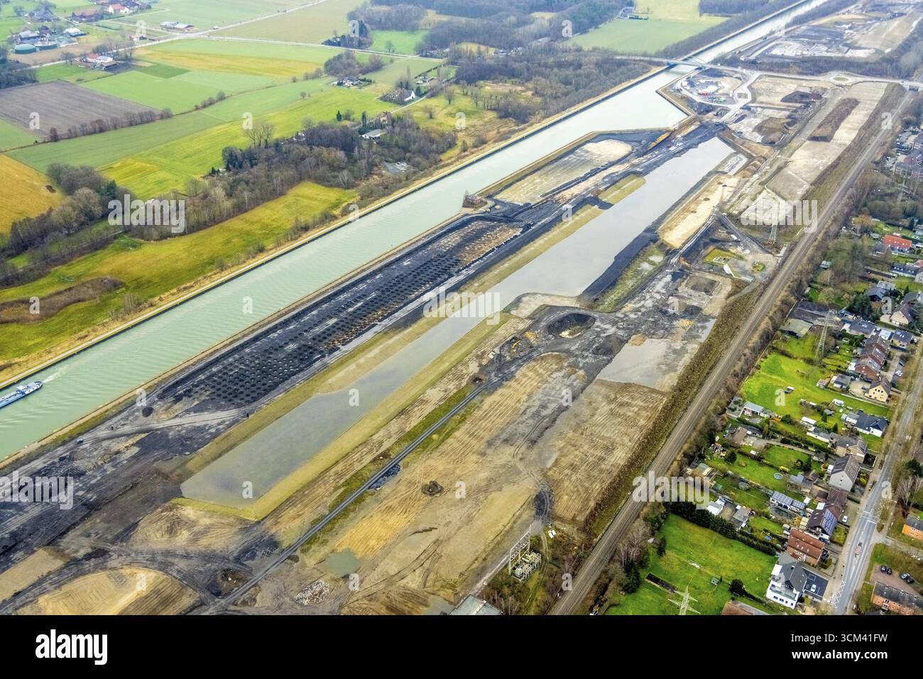 Vista aerea, area di costruzione del quartiere urbano pianificato di Wasserstadt Aden con nuova rotatoria sul sito dell'ex miniera Haus Aden sulla Datt Foto Stock