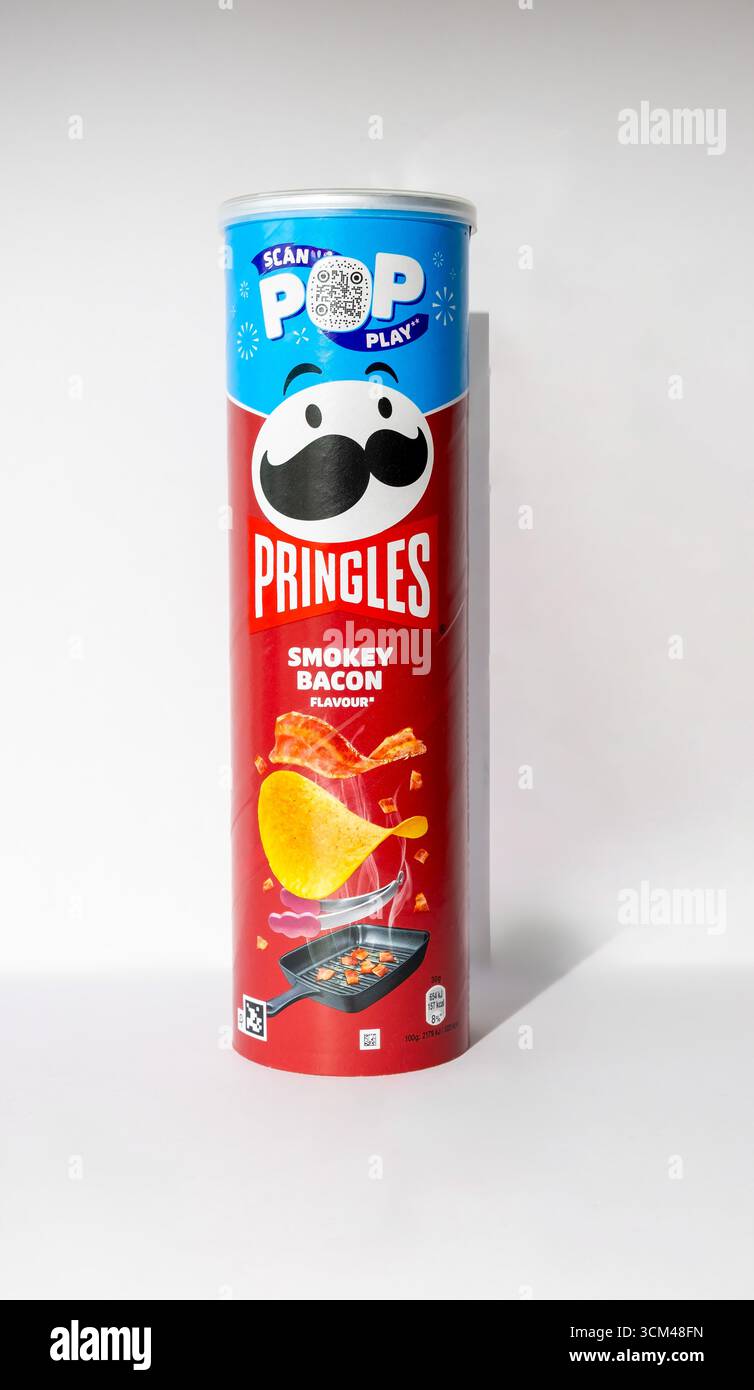 Un tubetto di Smoky Bacon Pringles Crisps Foto Stock