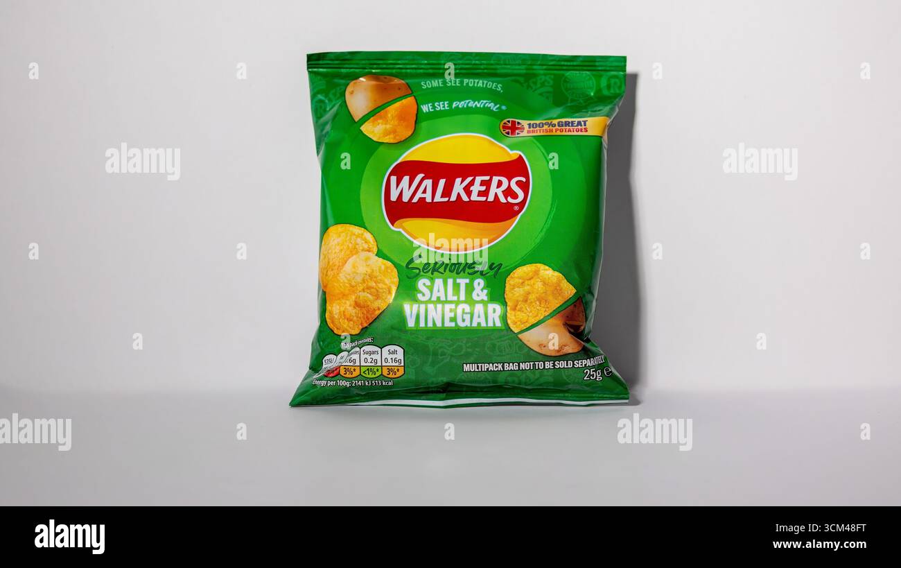 Gli escursionisti brillano su sfondo bianco. Walkers è uno snack britannico Foto Stock