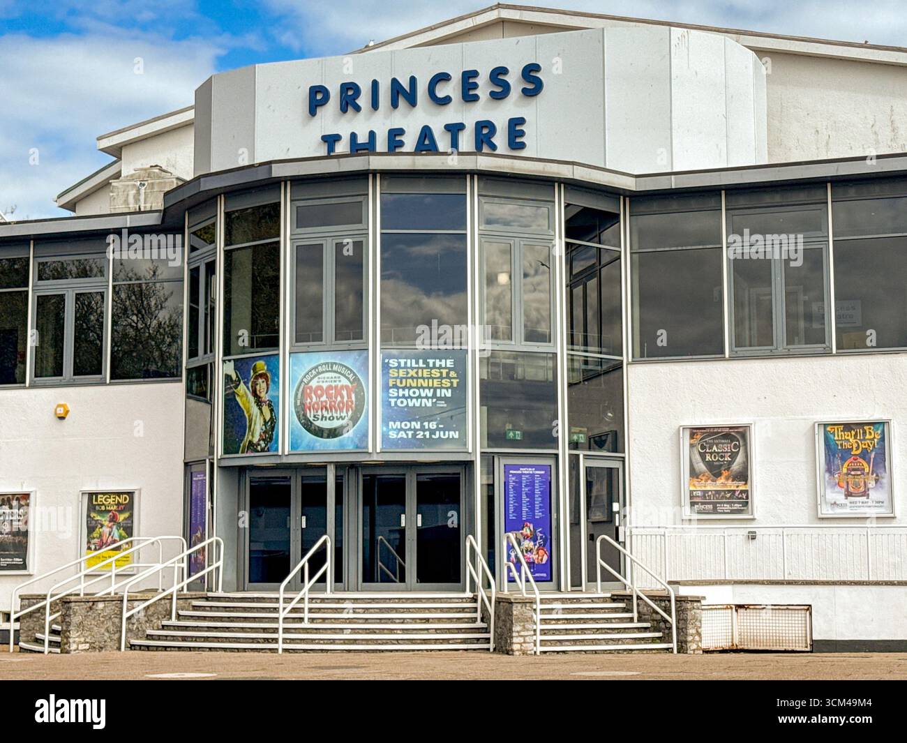 Torquay, Devon, Inghilterra, Regno Unito - 23 aprile 2025: Vista frontale esterna del Princess Theatre sul lungomare di Torquay. Foto Stock