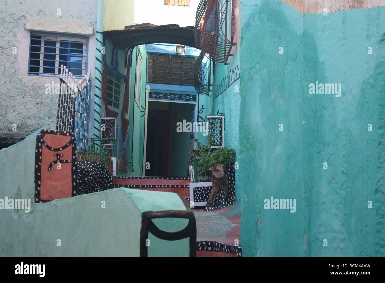 Un'entrata a casa decorata in modo unico a Chefchaouen, Marocco Foto Stock