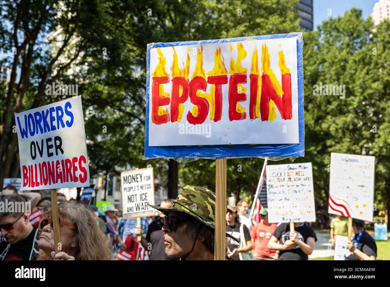 Atlanta, GA / USA - 1 settembre 2025: L'uomo ha un cartello con la scritta "Epstein" al raduno dei lavoratori per il Labor Day e la marcia ad Atlanta. Foto Stock