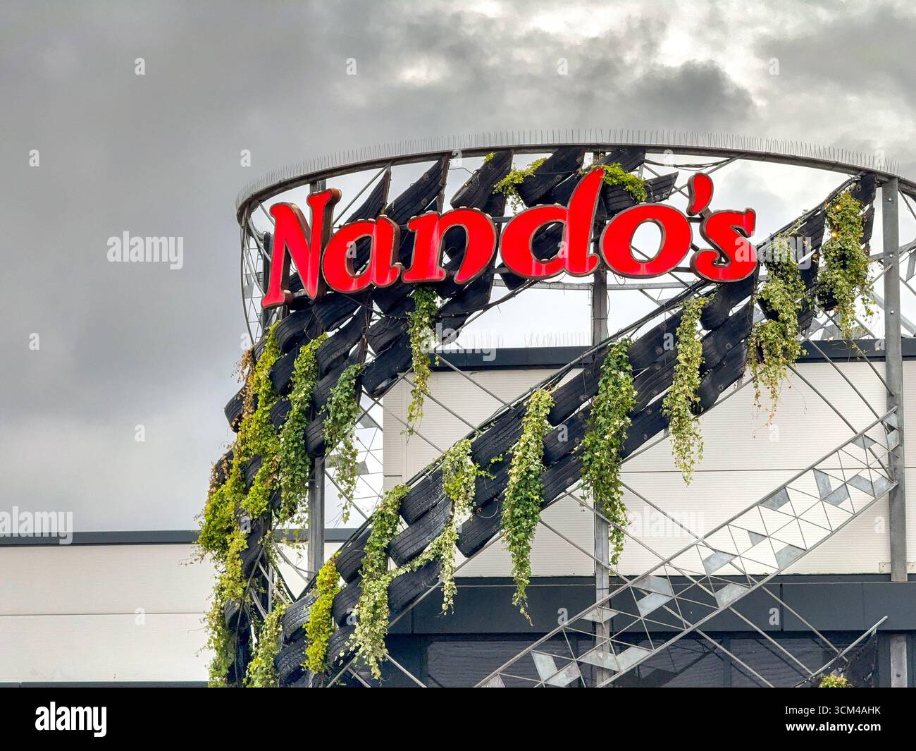 Basingstoke, Hampshire, Inghilterra, Regno Unito - 19 luglio 2025: Cartello sopra l'ingresso di una filiale della catena di ristoranti di pollo Nando in un parco commerciale - Immagine stock catturata con smartphone