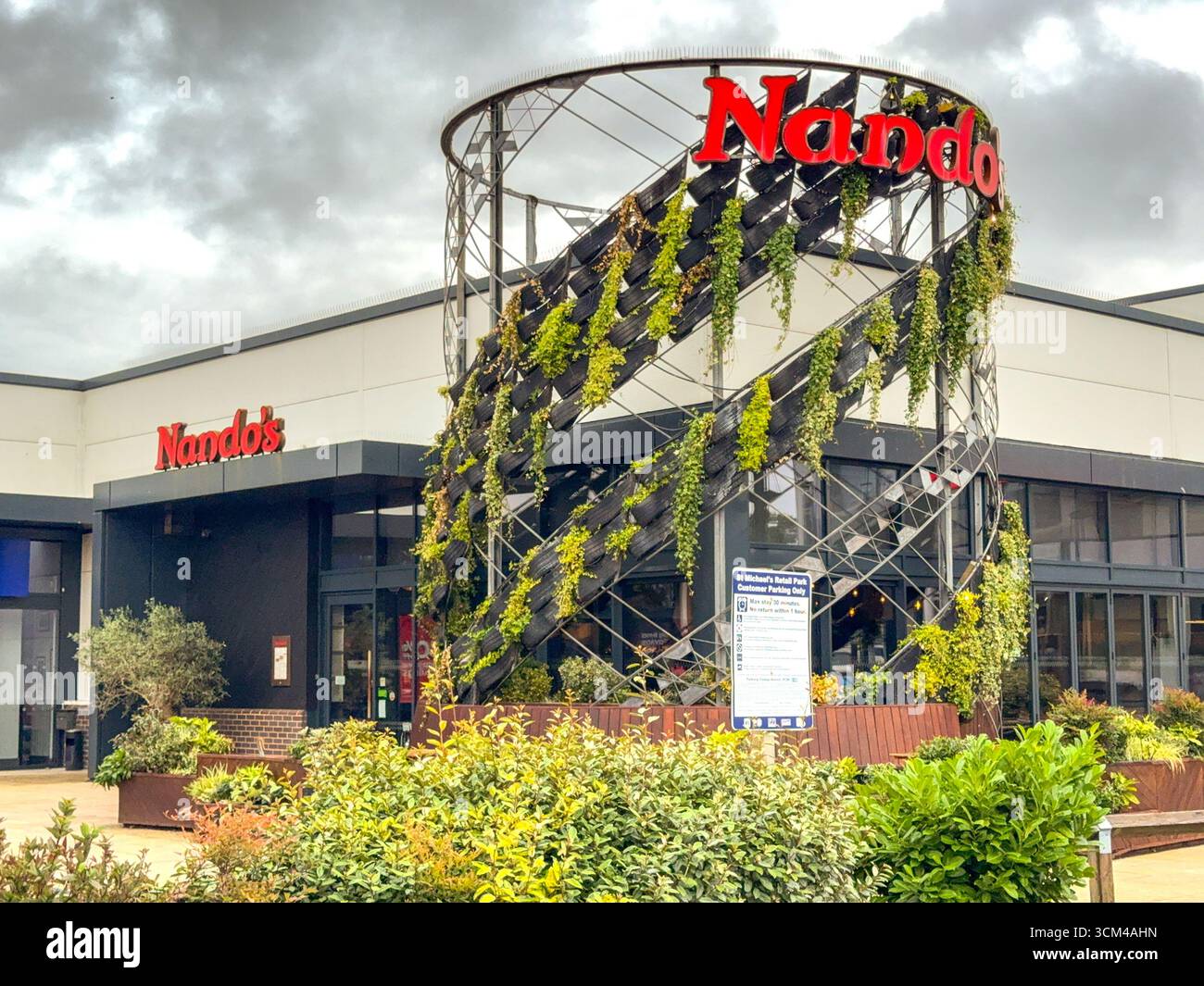 Basingstoke, Hampshire, Inghilterra, Regno Unito - 19 luglio 2025: Cartello sopra l'ingresso di una filiale della catena di ristoranti di pollo Nando in un parco commerciale - Immagine stock catturata con smartphone