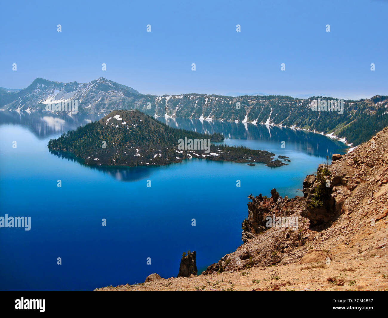 Crater Lake National Park, Oregon; lago caldera blu profondo con Wizard Island, scogliere a strapiombo e chiara luce alpina nella Cascade Range. Illustrazione Vettoriale