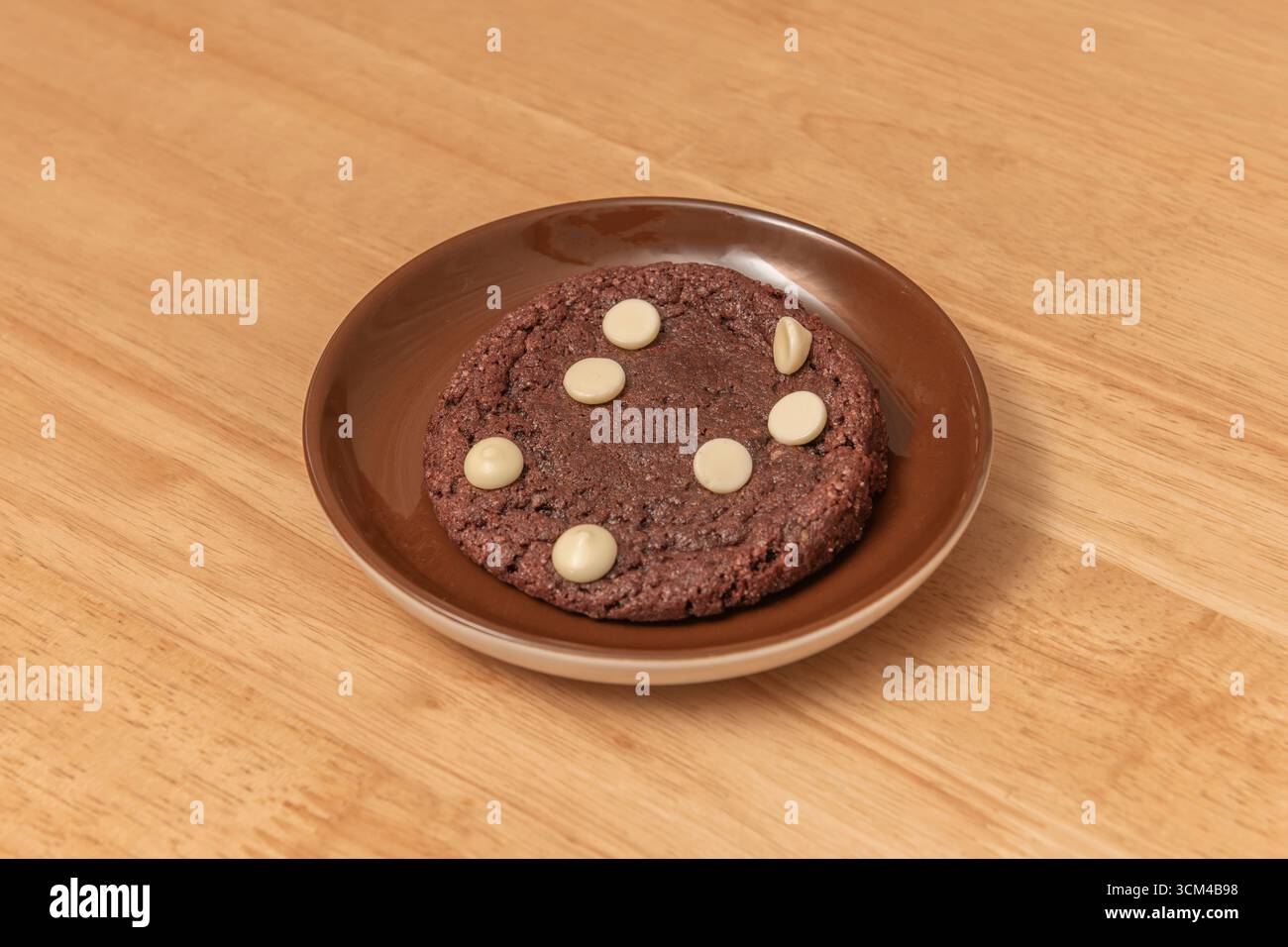 Biscotti di farina d'avena con gocce di banana e cioccolato, senza zuccheri aggiunti, dolci morbidi e naturalmente dolci, perfetti per uno spuntino sano. Foto Stock