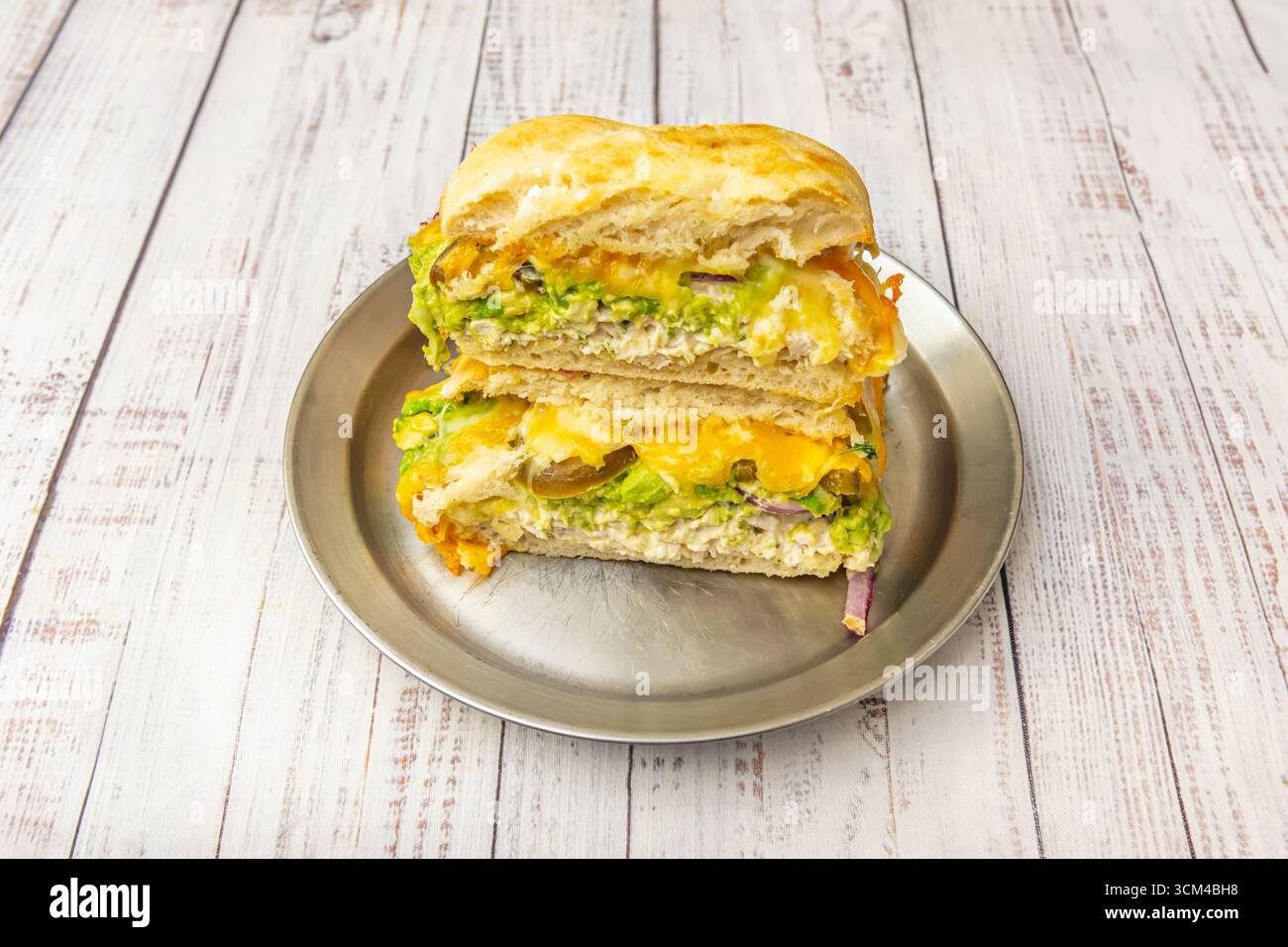 Pesto Chicken Sandwich: Pollo alla griglia, pesto al basilico fatto in casa e mozzarella fresca su pane ciabatta Foto Stock