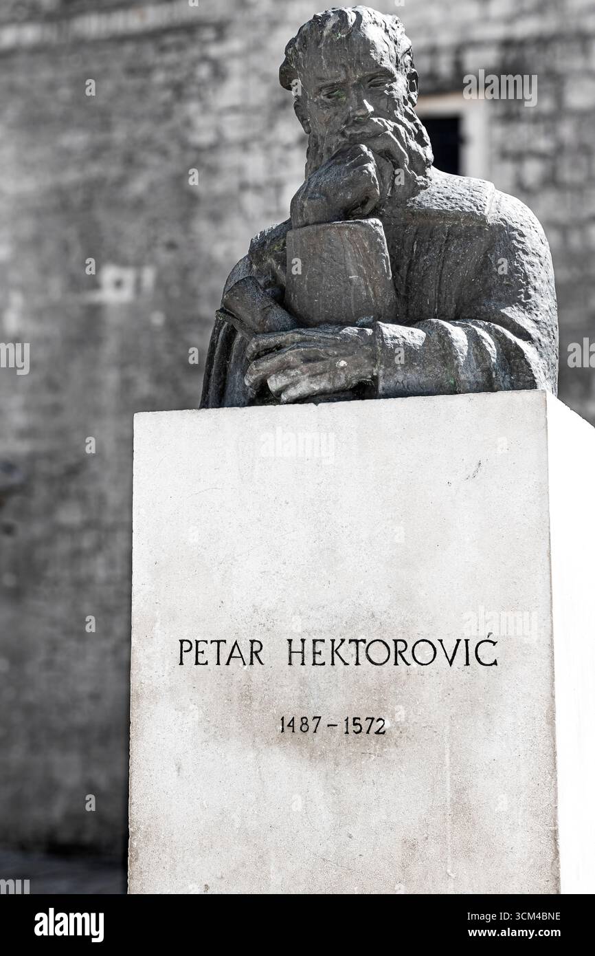 Statua e zoccolo del famoso poeta croato del XVI secolo Peter Hektorovic nella sua città natale di Stari Grad sull'isola di Hvar, Croazia Foto Stock