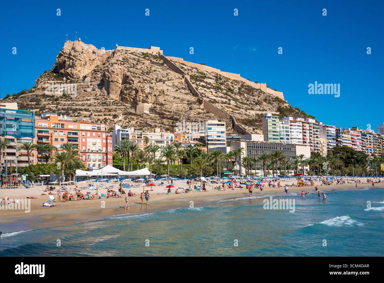 Alicante, spiaggia direttamente sotto il Castello di Santa Barbara, Costa Blanca, Provincia di Alicante, Spagna Foto Stock