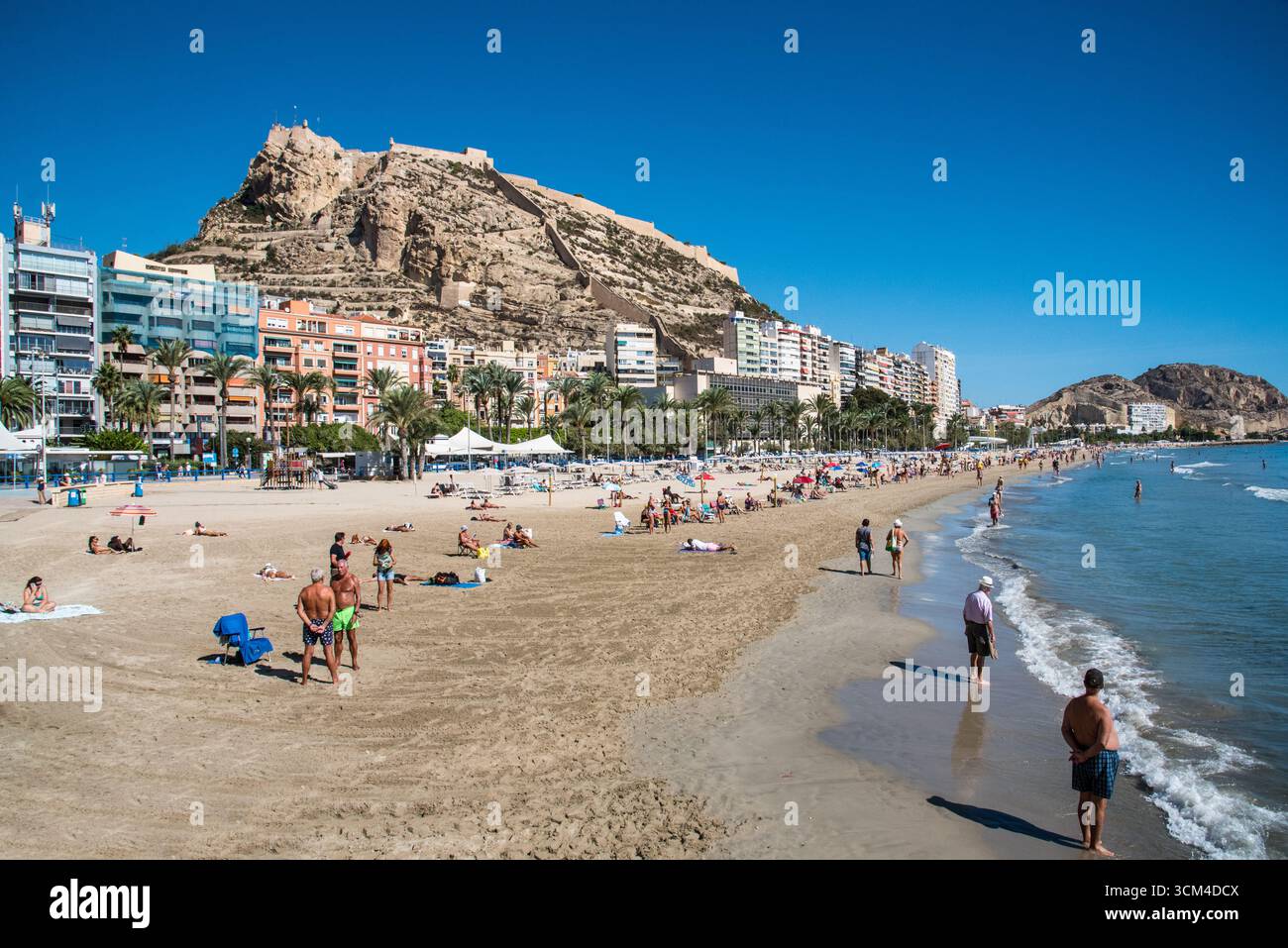 Alicante, spiaggia direttamente sotto il Castello di Santa Barbara, Costa Blanca, Provincia di Alicante, Spagna Foto Stock