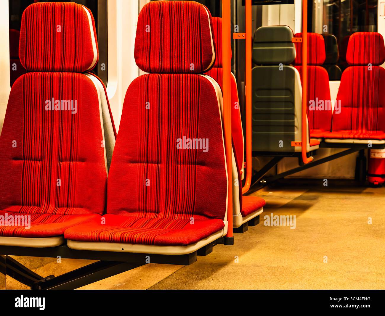 Moderni sedili per i trasporti pubblici in rosso - Design testurizzato ideale per interni urbani, marketing e progetti di arredamento interno Foto Stock