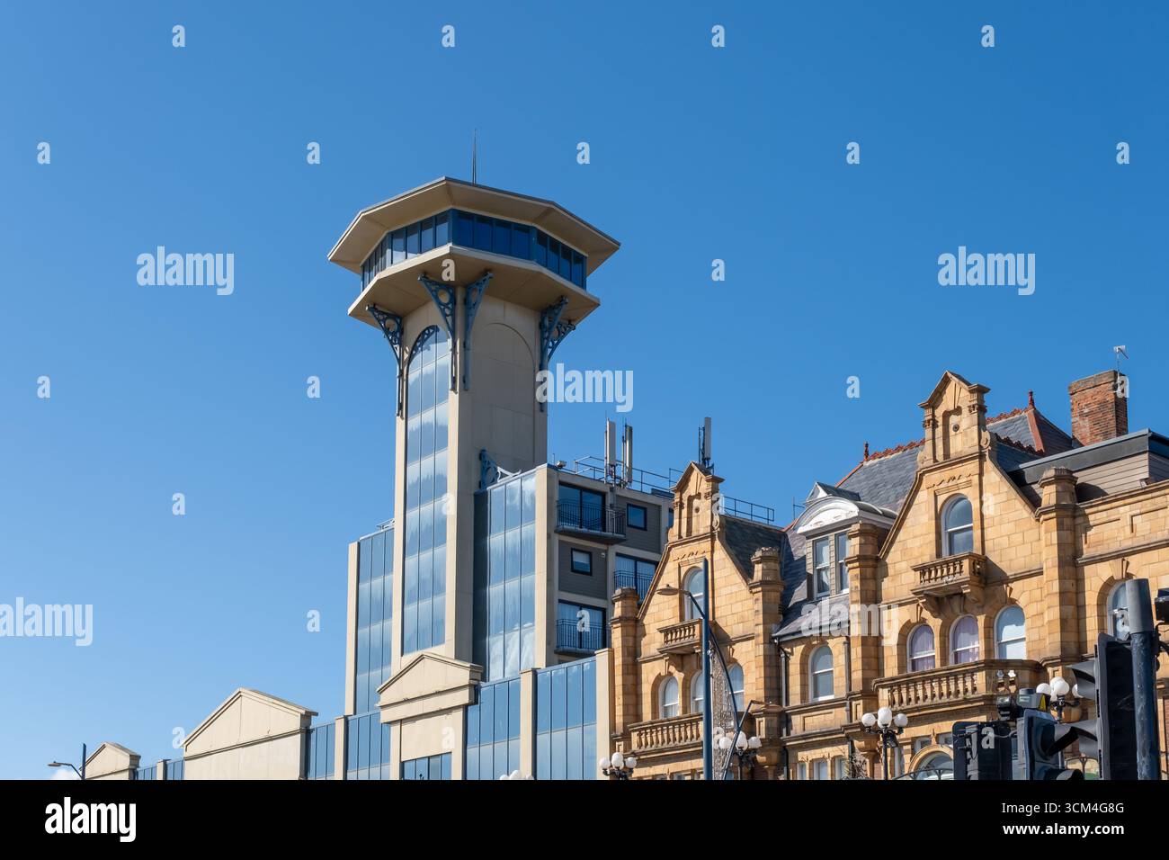 Torre moderna accanto a vecchi e tradizionali edifici d'epoca a Great Yarmouth, Norfolk Foto Stock