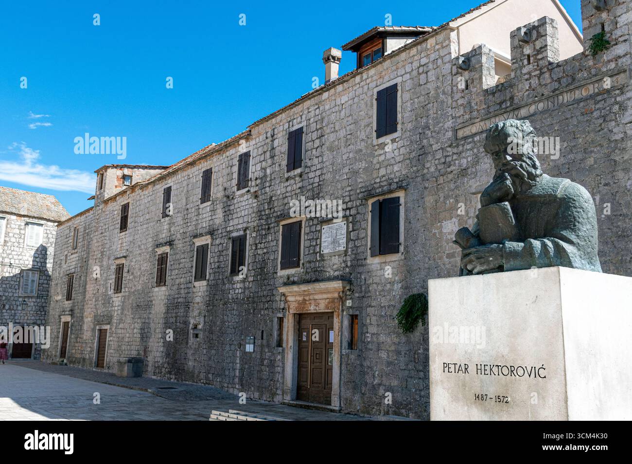 Statua e castello di Tvrdalj, la casa del poeta croato del XVI secolo Peter Hektorovic nella città di Stari Grad sull'isola di Hvar, Croazia Foto Stock