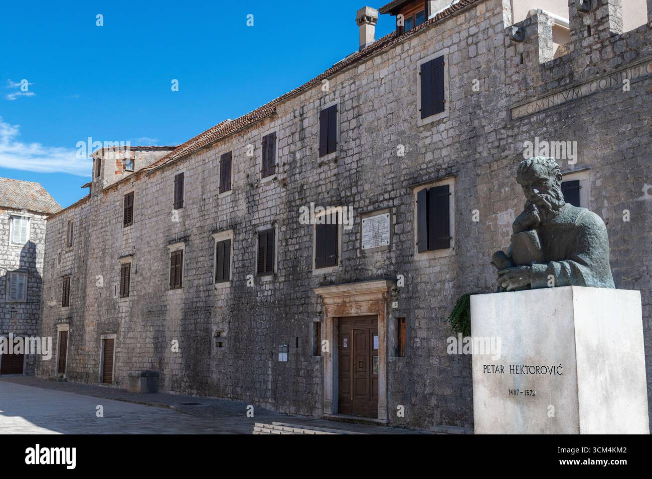 Statua e castello di Tvrdalj, la casa del poeta croato del XVI secolo Peter Hektorovic nella città di Stari Grad sull'isola di Hvar, Croazia Foto Stock