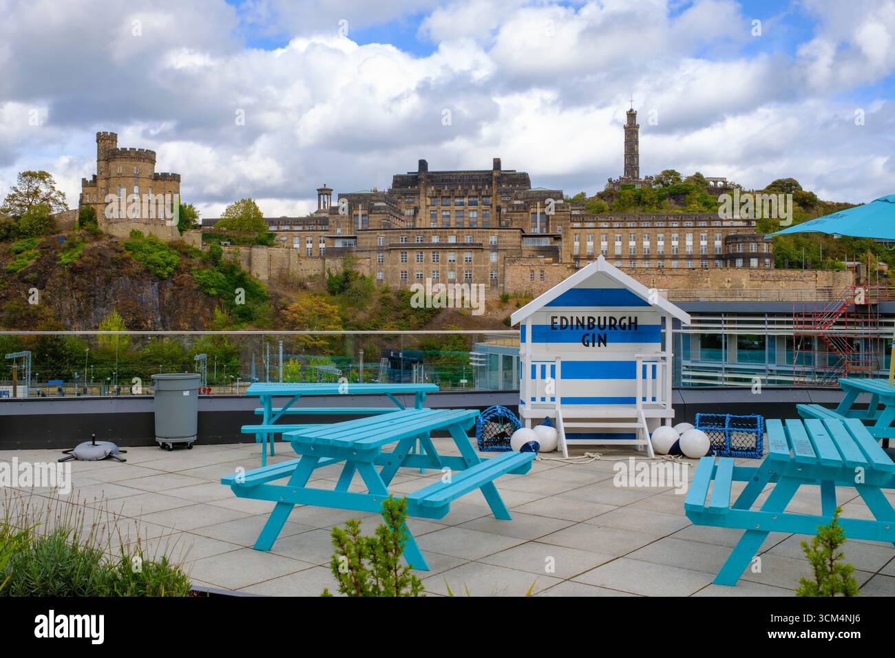 Edinburgh Gin Roof Garden Bar con vista su Calton Hill, tra cui St Andrew's House, Nelson Monument e Governor's House. Foto Stock