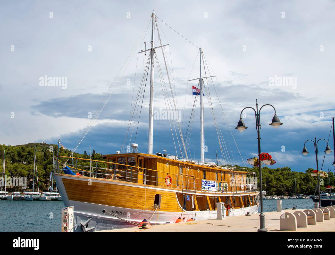 Tradizionale caicco di legno o barca alberghiera sulla banchina di Stari Grad sull'isola croata di Hvar. Foto Stock