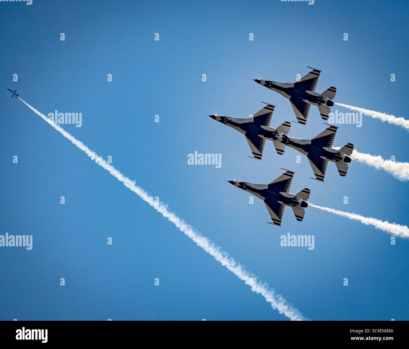 CHEYENNE, Wyo. – 26 luglio 2025 – gli USAF Thunderbirds si esibiscono sugli F-16 durante lo spettacolo aereo Wings Over Wyoming. Foto Stock