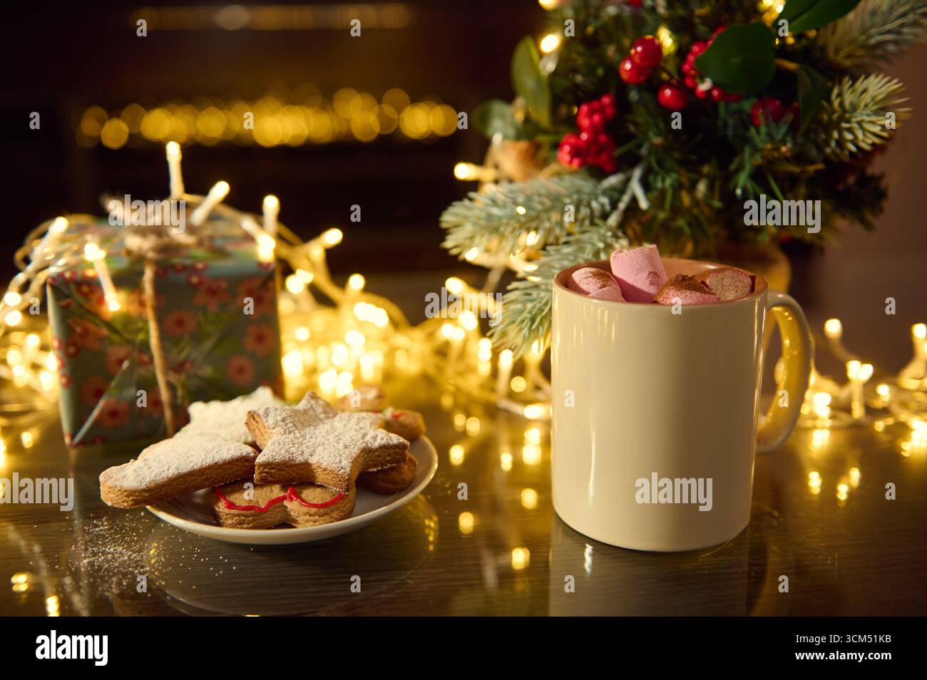 Un ambiente accogliente per le vacanze con cioccolata calda, biscotti a forma di stella e magiche luci a corda. Perfetto per il Natale o l'inverno, che evoca calore, gioia, Foto Stock