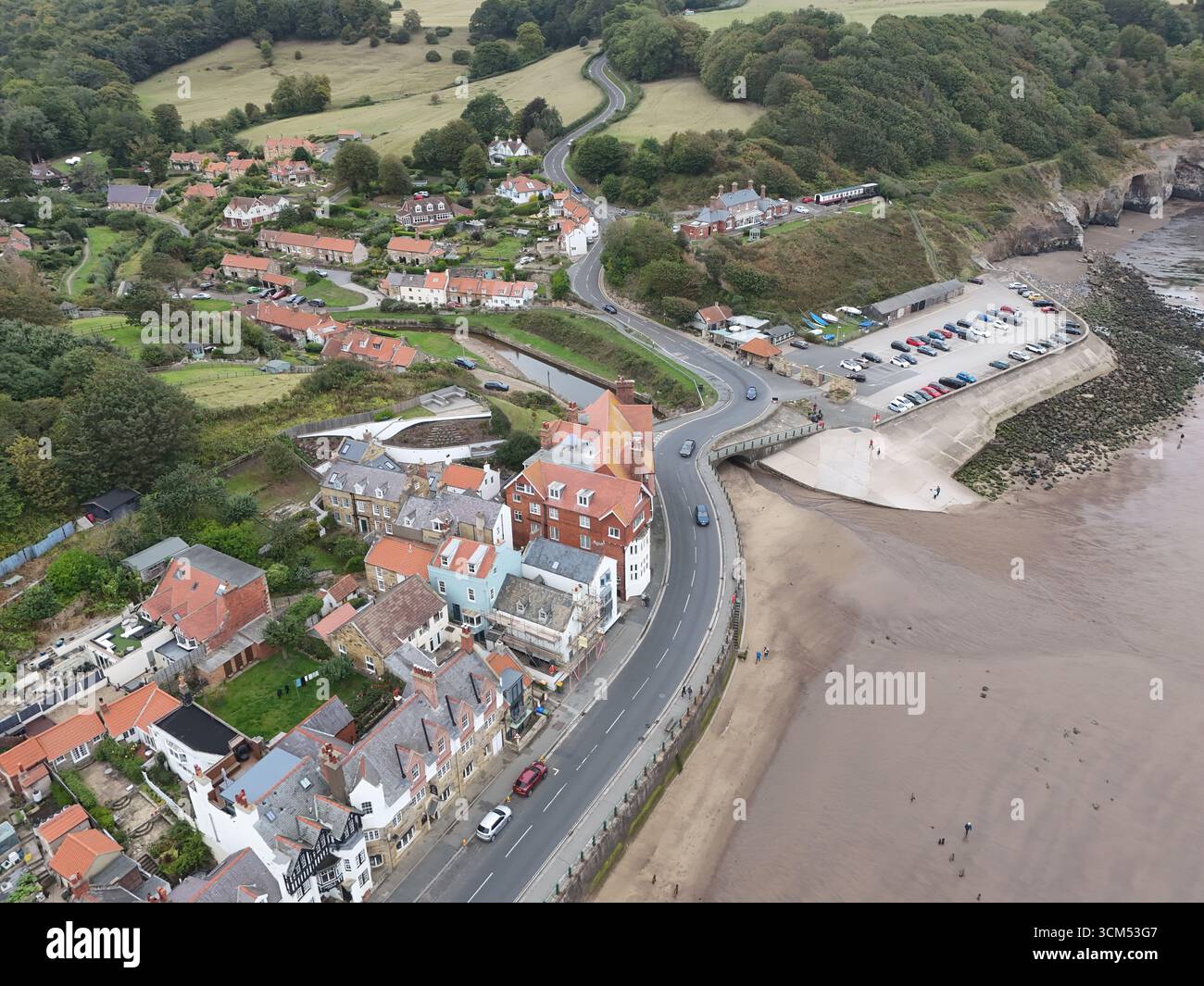 Vista aerea della vecchia stazione ferroviaria di Sandsend, Whitby. Costa del North yorkshire Foto Stock