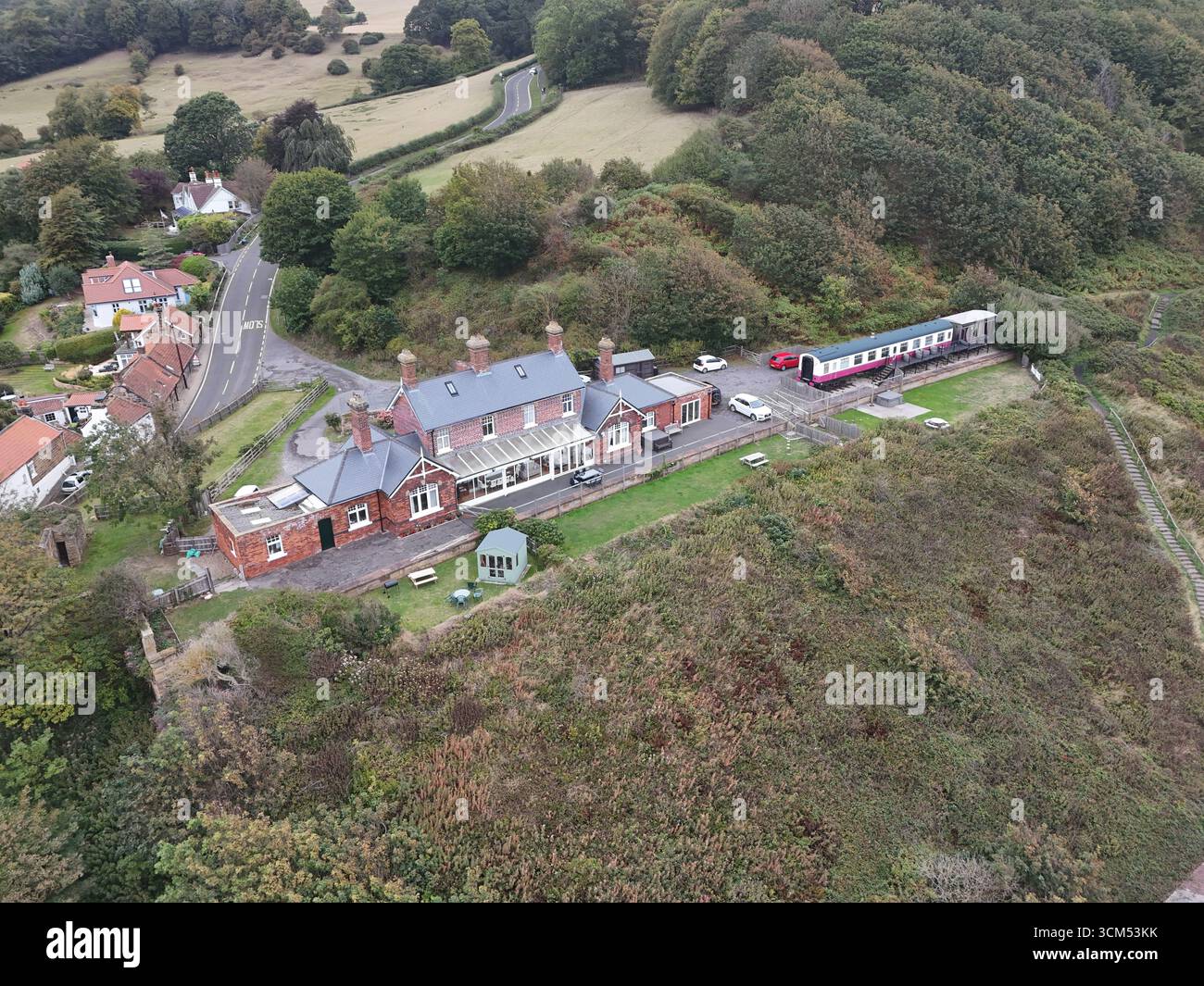 Vista aerea della vecchia stazione ferroviaria di Sandsend, Whitby. Costa del North yorkshire Foto Stock