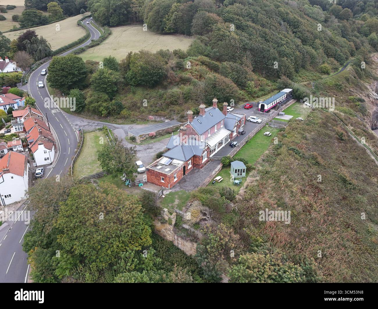 Vista aerea della vecchia stazione ferroviaria di Sandsend, Whitby. Costa del North yorkshire Foto Stock