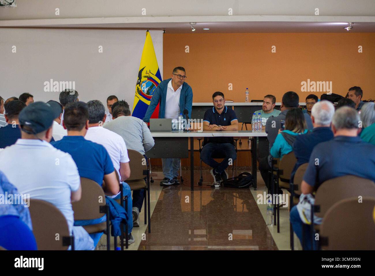 UIO REUNIONTRANSPORTISTAS Quito, domenica 14 settembre 2025 il sindacato dei trasporti si riunisce per definire il percorso in relazione all'eliminazione della sovvenzione diesel, decretata dal governo del presidente Daniel Noboa foto Juan Ruiz API Quito Pichincha Ecuador POL UIO REUNIONTRANSPORTISTAS f7594005e826f81ec4a2f9763bd3xD3xCopizd Copizd Foto Stock