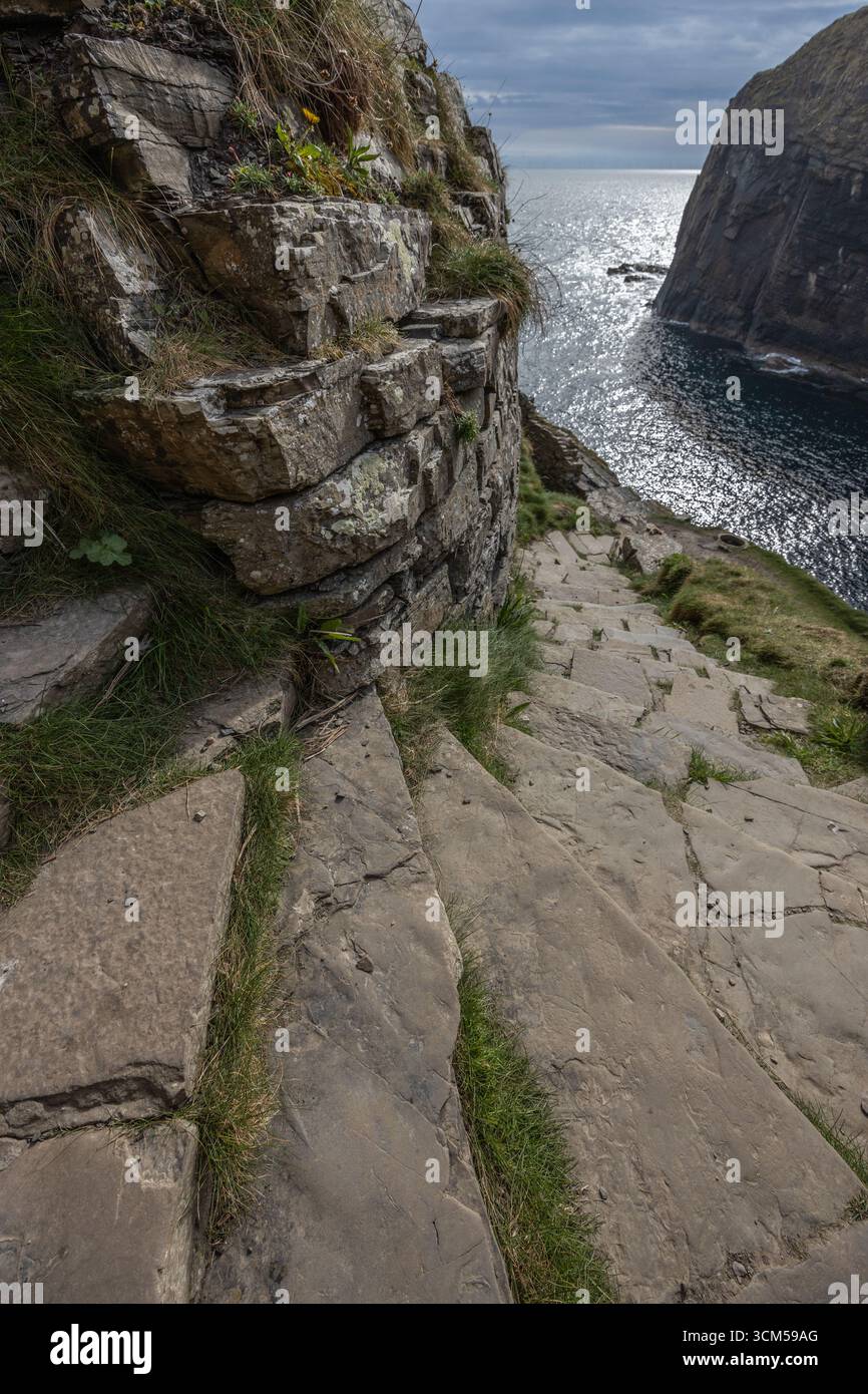 Gli antichi gradini di pietra delle balenottere conducono al mare. Foto Stock