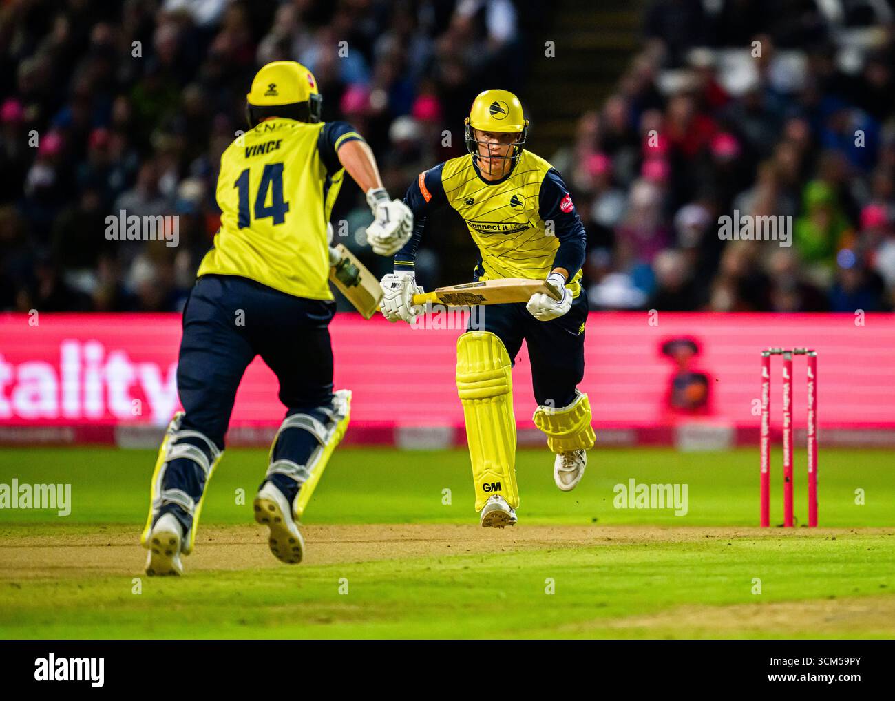 WARWICKSHIRE, REGNO UNITO. 13 settembre: Toby Albert degli Hampshire Hawks (a destra) corre con i compagni di squadra James Vice degli Hampshire Hawks (capitano) (a sinistra) durante Hampshire Hawks vs Somerset - Vitality Blast Final all'Edgbaston Cricket Ground sabato 13 settembre 2025 nel WARWICKSHIRE, REGNO UNITO. Crediti: Taka Wu/Alamy Live News Foto Stock