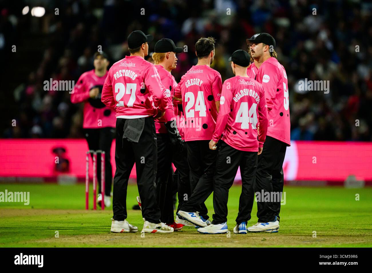 WARWICKSHIRE, REGNO UNITO. 13 settembre: Lewis Gregory del Somerset Cricket Club (capitano) (centro) festeggia con i compagni di squadra dopo aver preso il via Toby Albert degli Hampshire Hawks durante Hampshire Hawks vs Somerset - Vitality Blast Final all'Edgbaston Cricket Ground sabato 13 settembre 2025 nel WARWICKSHIRE, REGNO UNITO. Crediti: Taka Wu/Alamy Live News Foto Stock