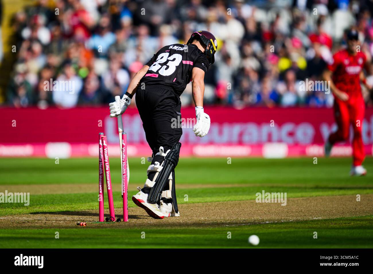WARWICKSHIRE, REGNO UNITO. 13 settembre: Will Smeed del Somerset Cricket Club perde questo wicket lanciato da James Anderson del Lancashire Lightning durante Lancashire Lightning vs Somerset - Vitality Blast semifinale all'Edgbaston Cricket Ground sabato 13 settembre 2025 nel WARWICKSHIRE, REGNO UNITO. Crediti: Taka Wu/Alamy Live News Foto Stock