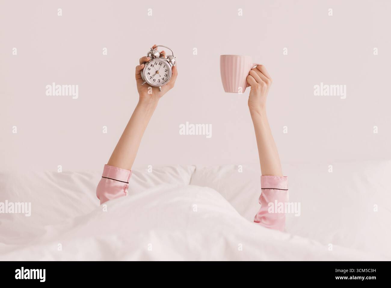 Buongiorno, è ora di lavorare, svegliatevi presto con un caffè fresco e rinvigorente Foto Stock