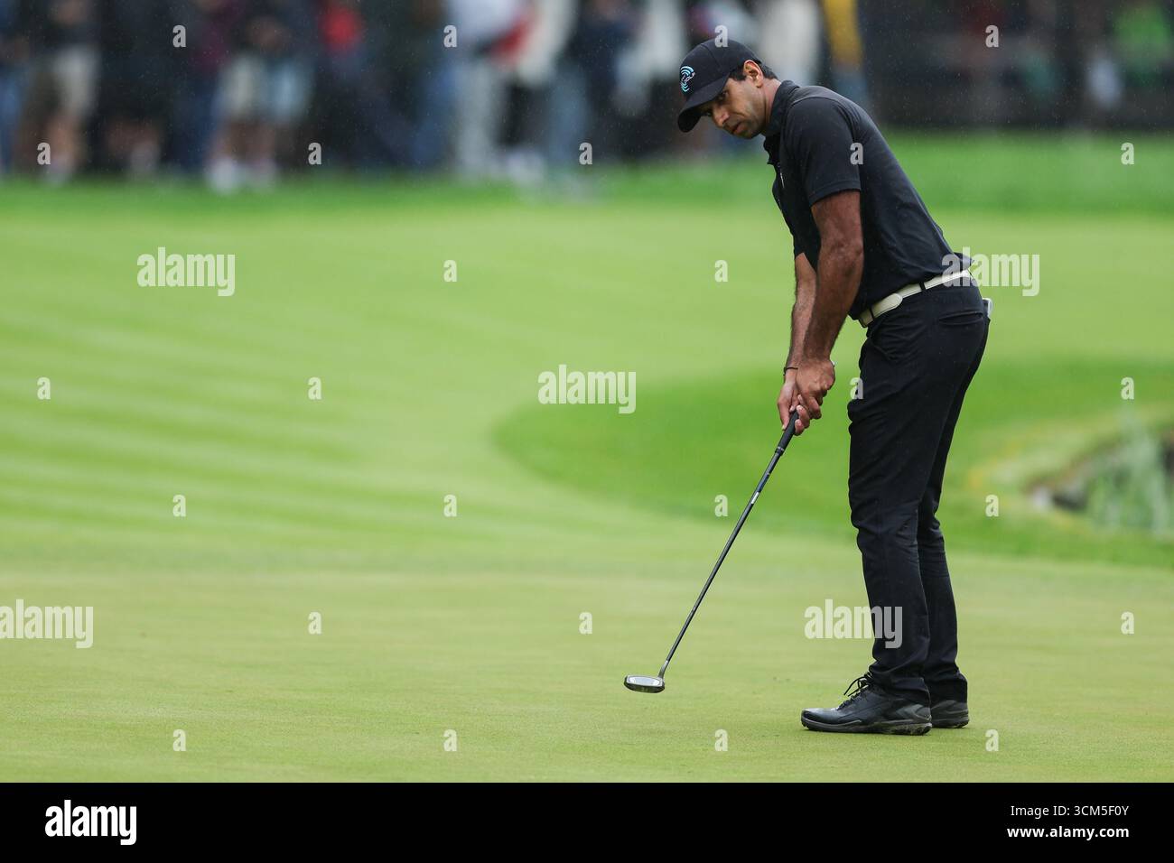 Wentworth Club, Londra, Regno Unito. 14 settembre 2025. La finale del campionato BMW PGA; Aaron Rai dell'Inghilterra che mette in campo la 18esima buca Credit: Action Plus Sports/Alamy Live News Foto Stock