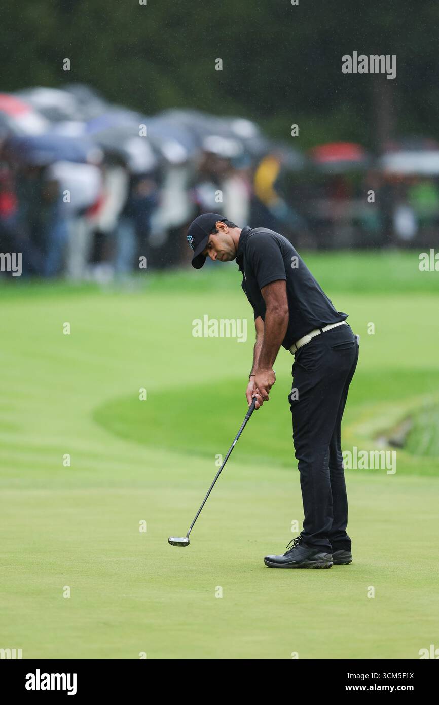Wentworth Club, Londra, Regno Unito. 14 settembre 2025. La finale del campionato BMW PGA; Aaron Rai dell'Inghilterra che mette in campo la 18esima buca Credit: Action Plus Sports/Alamy Live News Foto Stock