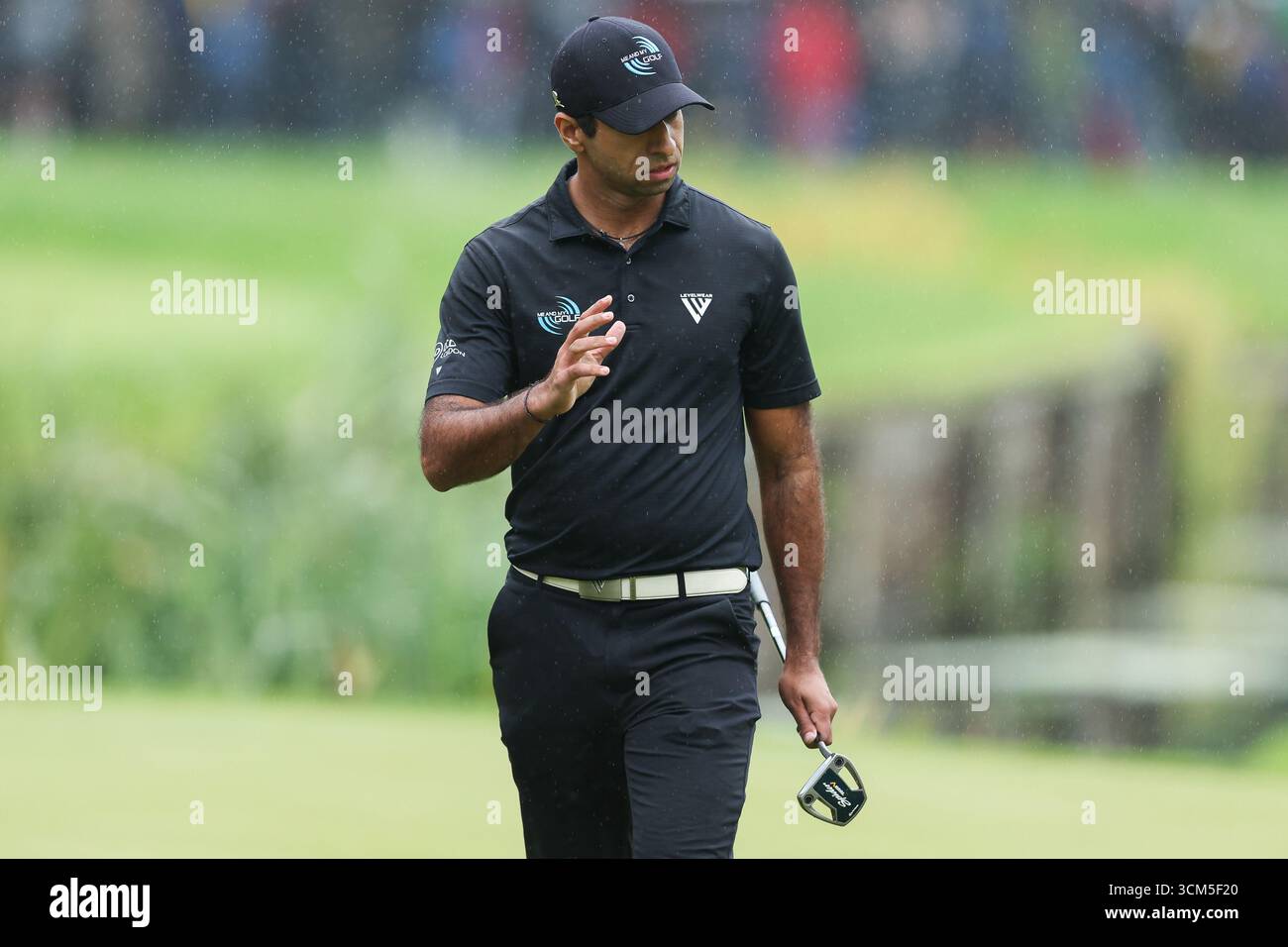 Wentworth Club, Londra, Regno Unito. 14 settembre 2025. Il BMW PGA Championship Final Round; Aaron Rai dell'Inghilterra reagisce ai tifosi al 18° green Credit: Action Plus Sports/Alamy Live News Foto Stock