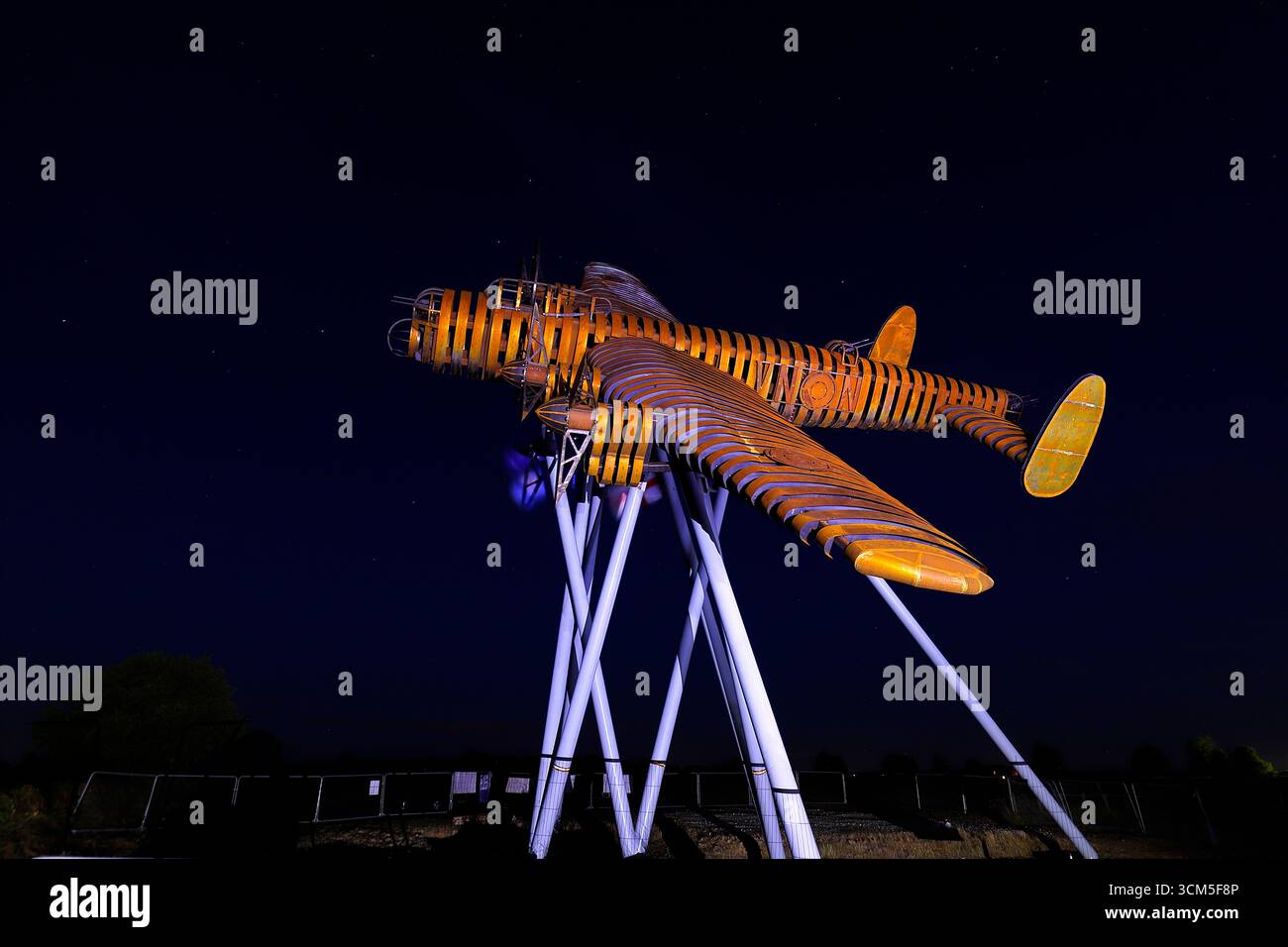 On Freedom's Wings è una scultura Lancaster Bomber a grandezza naturale presso Norton Disney nel Lincolnshire creata da Bomber County Gateway Trust Foto Stock