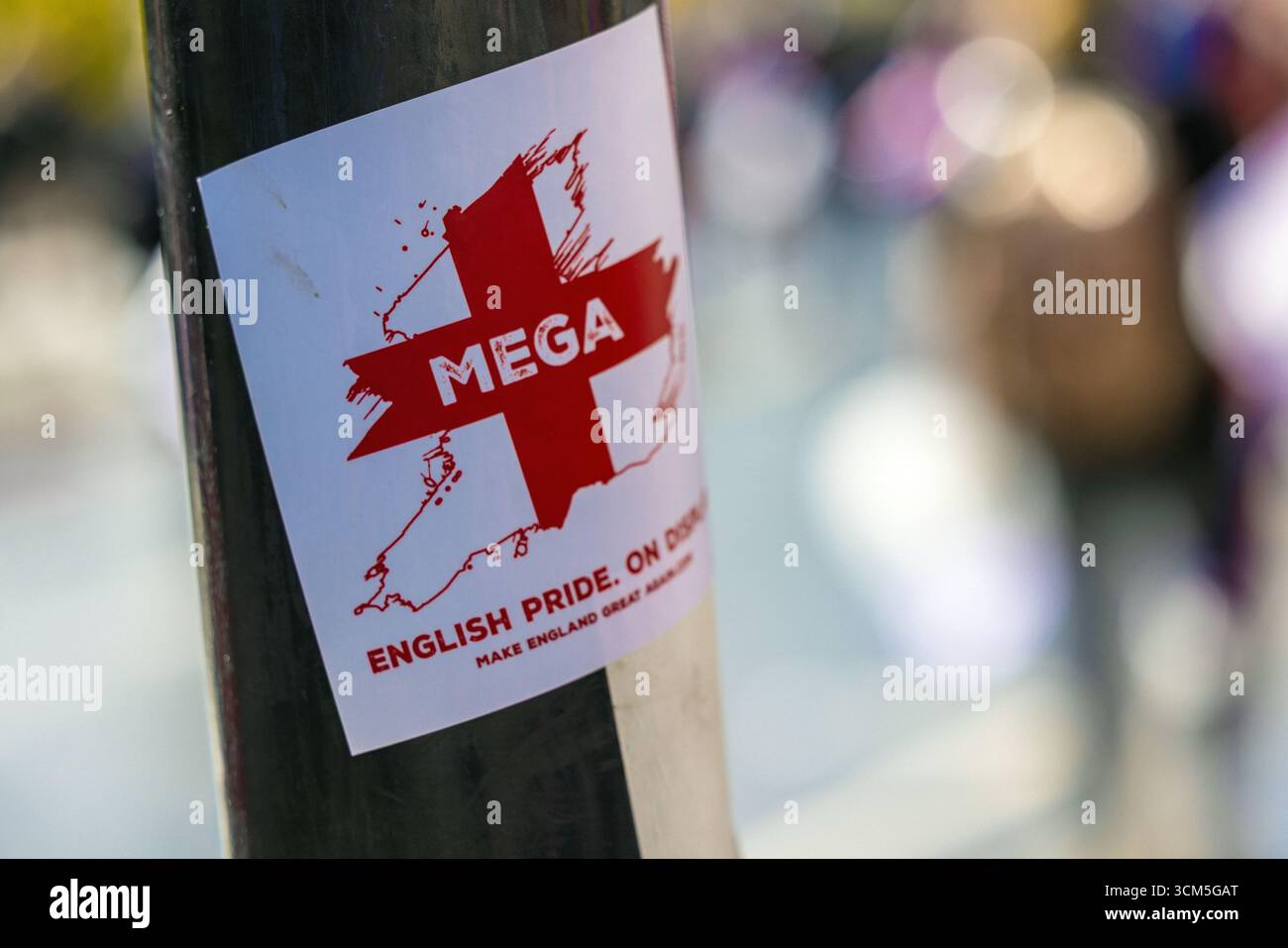 Un adesivo MEGA ( Make England Great Again ) con un messaggio inglese Pride mostrato durante una protesta politica a Londra, nel Regno Unito. Foto Stock