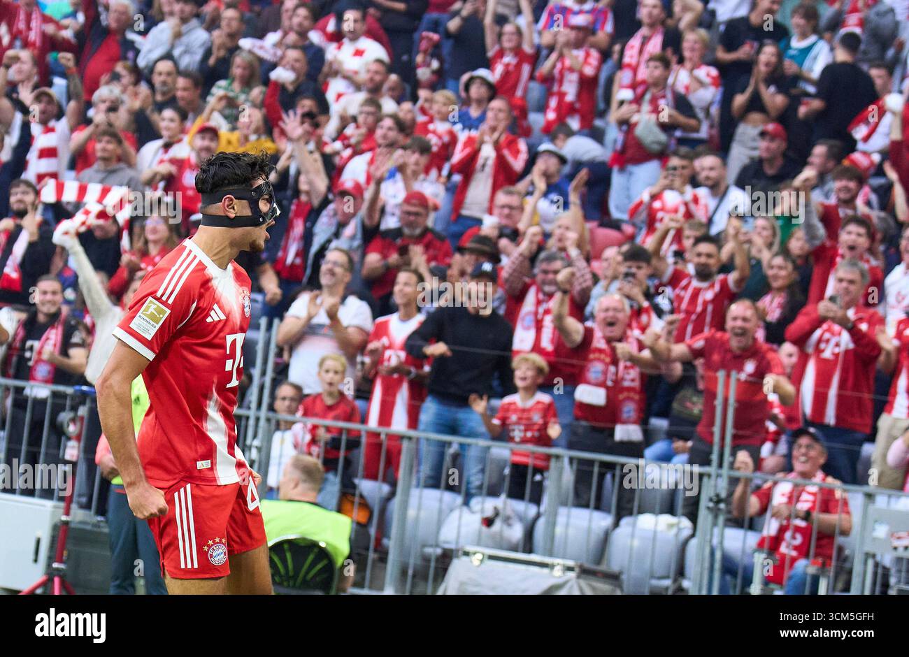 Aleksandar Pavlovic del Bayern Muenchen segna, tira goal, Tor, Treffer, Torschuss, 2-0, celebra il suo obiettivo, felice, ridere, festeggiare, nella partita FC BAYERN Muenchen - HAMBURGER SV 5-0. Il 13 settembre 2025 all'Allianz Arena di Monaco, Germania. Stagione 2026/2026, 1.Bundesliga, FCB, giorno 3, 3.Spieltag fotografo: ddp Images/STAR-Images - LE NORMATIVE DFL VIETANO L'USO DI FOTOGRAFIE come SEQUENZE DI IMMAGINI e/o QUASI-VIDEO - crediti: ddp media GmbH/Alamy Live News Foto Stock