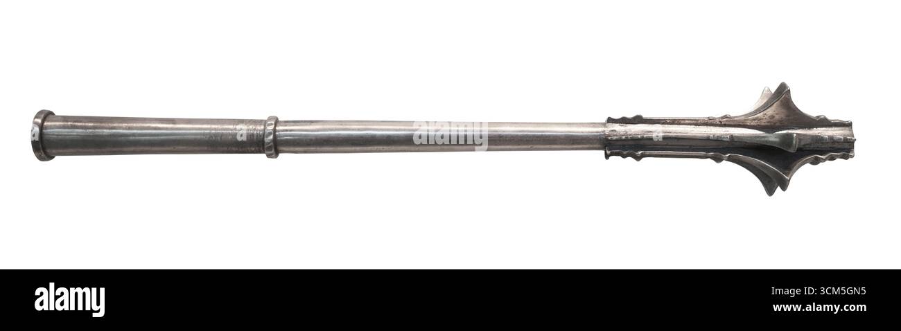 Un'arma medievale in acciaio con manico lungo e testa flangiata, isolata su sfondo bianco Foto Stock