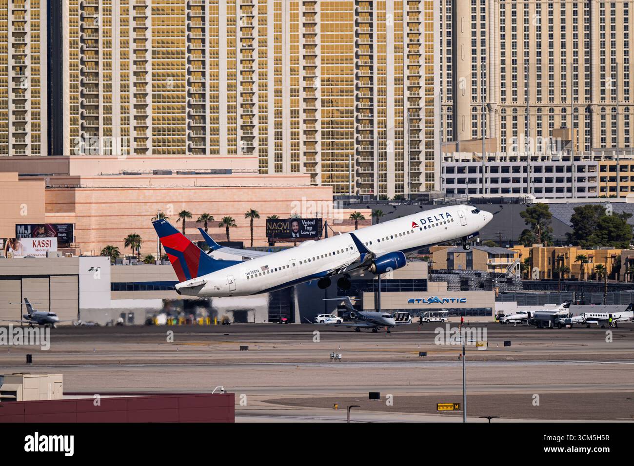 Aeroporto Harry Reid 8-31-2025 Las Vegas NV USA Delta Airlines Boeing 737-900ER N875DN con partenza dalla pista 1R all'aeroporto internazionale Harry Reid Foto Stock