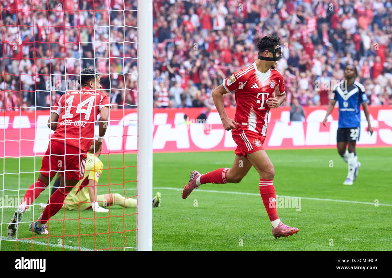 Aleksandar Pavlovic del Bayern München segna, tira, Tor, Treffer, Torschuss, 2-0, celebra il suo obiettivo, felice, ridere, festeggiare, nella partita FC BAYERN München - HAMBURGER SV 5-0. Il 13 settembre 2025 all'Allianz Arena di München, Germania. Stagione 2026/2026, 1.Bundesliga, FCB, giorno 3, 3.Spieltag fotografo: Peter Schatz - LE NORMATIVE DFL VIETANO QUALSIASI USO DI FOTOGRAFIE come SEQUENZE DI IMMAGINI e/o QUASI-VIDEO - Foto Stock