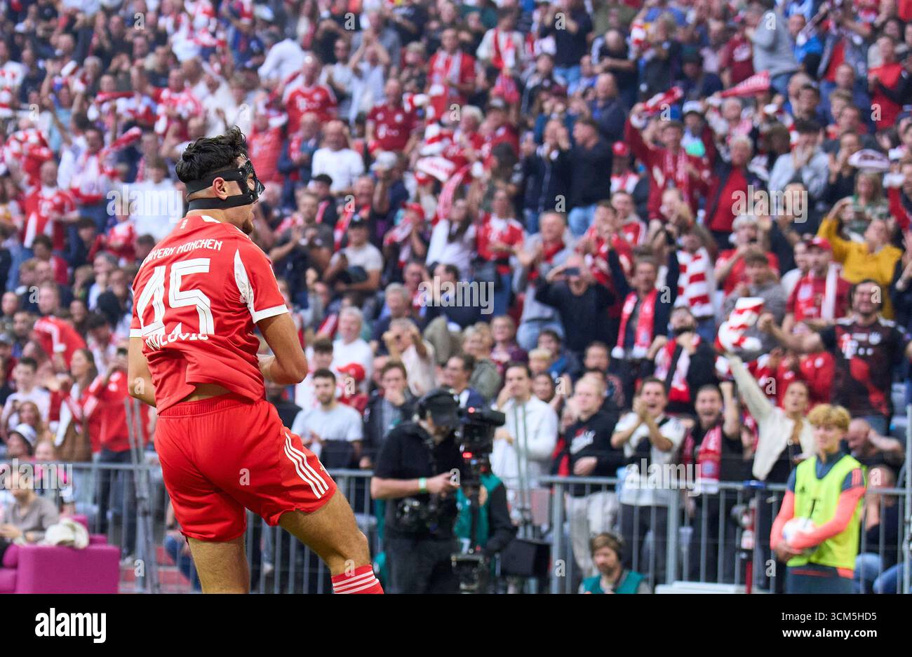 Aleksandar Pavlovic del Bayern München segna, tira, Tor, Treffer, Torschuss, 2-0, celebra il suo obiettivo, felice, ridere, festeggiare, nella partita FC BAYERN München - HAMBURGER SV 5-0. Il 13 settembre 2025 all'Allianz Arena di München, Germania. Stagione 2026/2026, 1.Bundesliga, FCB, giorno 3, 3.Spieltag fotografo: Peter Schatz - LE NORMATIVE DFL VIETANO QUALSIASI USO DI FOTOGRAFIE come SEQUENZE DI IMMAGINI e/o QUASI-VIDEO - Foto Stock