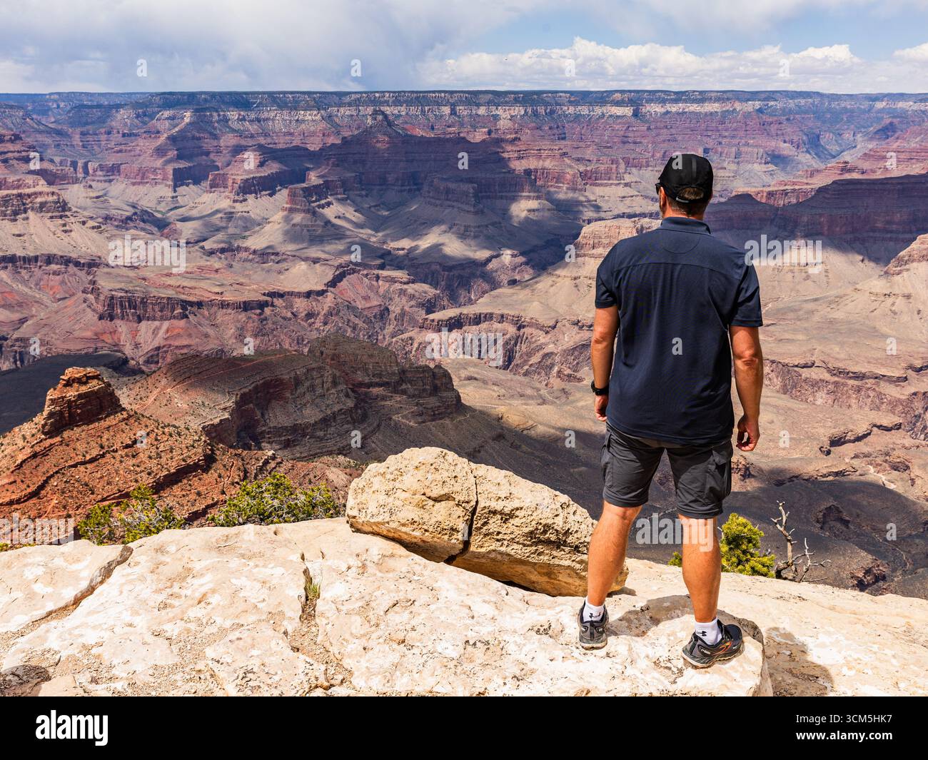 Escursionista in piedi sul bordo del Grand Canyon - Arizona USA Foto Stock