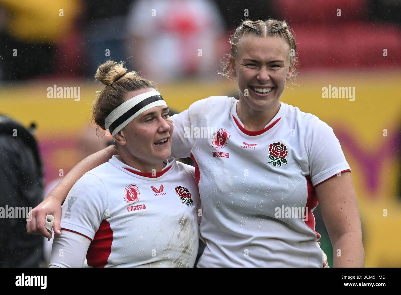 Ashton Gate, Bristol, Regno Unito. 14 settembre 2025. Coppa del mondo di rugby femminile, quarti di finale, Inghilterra contro Scozia; Megan Jones dell'Inghilterra e Rosie Galligan dell'Inghilterra dopo la partita crediti: Action Plus Sports/Alamy Live News Foto Stock
