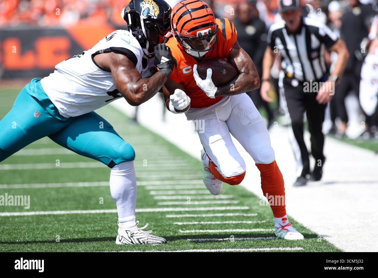 Cincinnati, Stati Uniti. 14 settembre 2025. 14 settembre 2025: Il WR dei Cincinnati Bengals Ja'Marr Chase (a destra) corre dopo una ricezione nella SETTIMANA 2 della stagione regolare tra i Cincinnati Bengals e i Jacksonville Jaguars a Cincinnati, Ohio. Kevin Schultz/CSM/Sipa USA (immagine di credito: © Kevin Schultz/Cal Sport Media/Sipa USA) credito: SIPA US/Alamy Live News Foto Stock